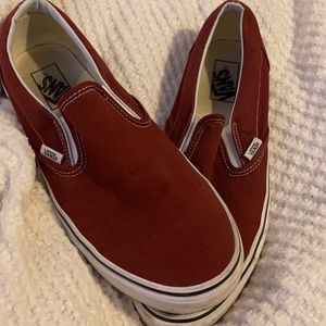 Vans size 10 men’s but 11.5 women’s. I wear a size 11 and they fit perfect!